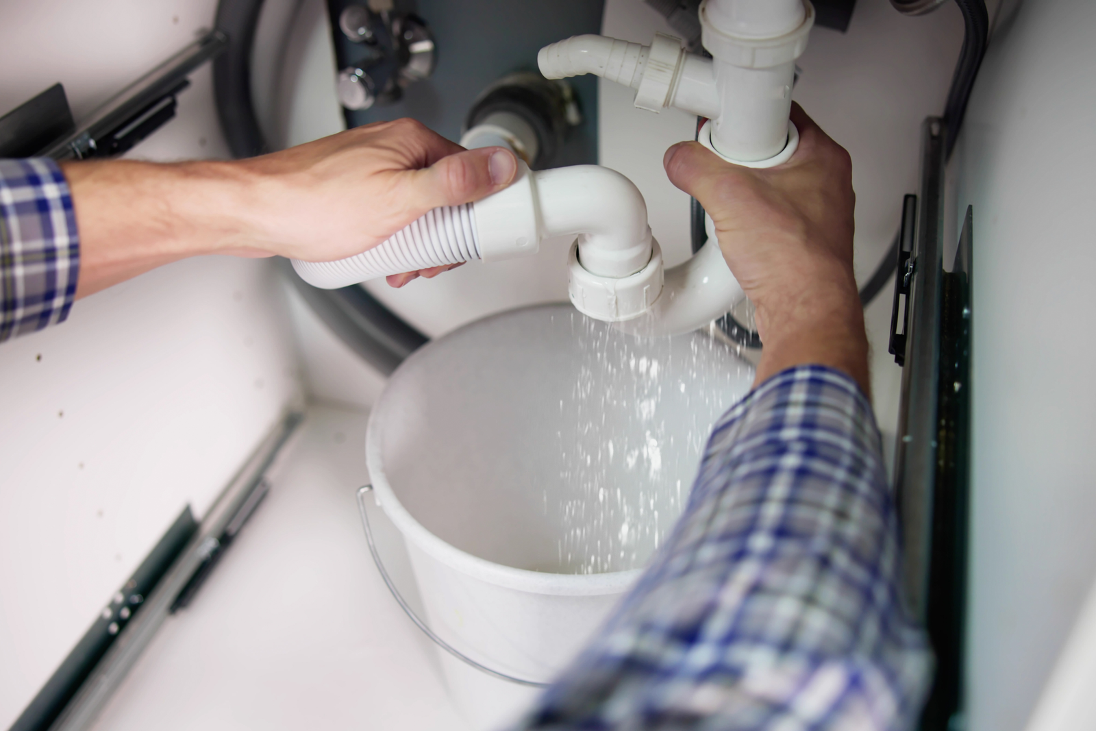 Einstein Pros fixing pipe leak