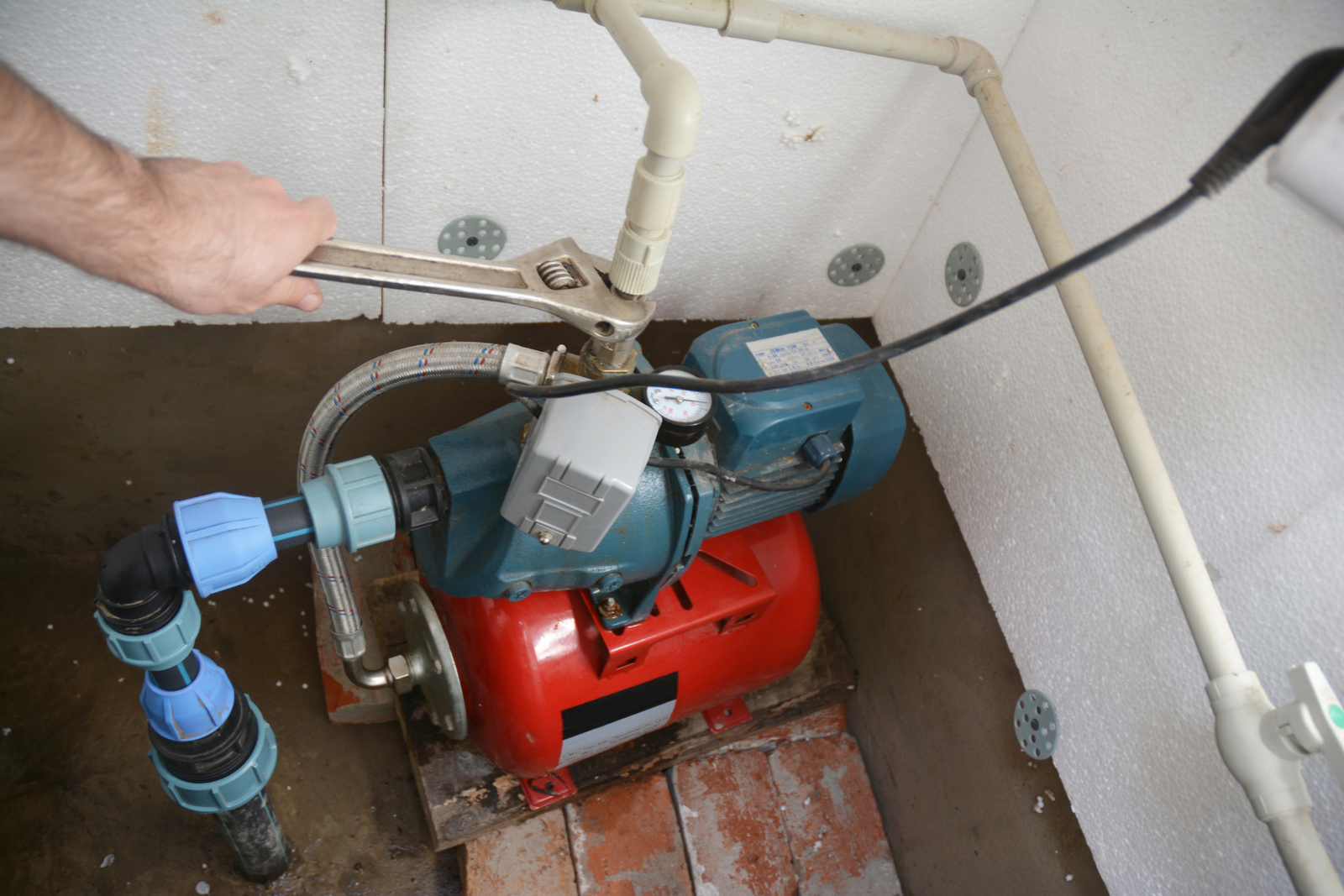Einstein Pros installing sump pump